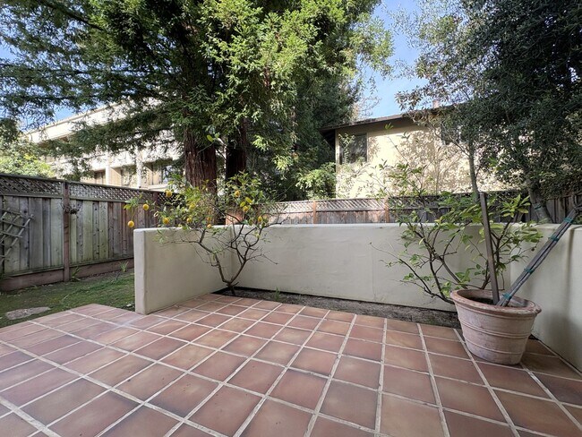 Building Photo - Spacious and Inviting 3-Bedroom, 2.5-Bath Townhome in the Heart of Menlo Park