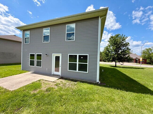 Building Photo - 1204 Louisville Dr