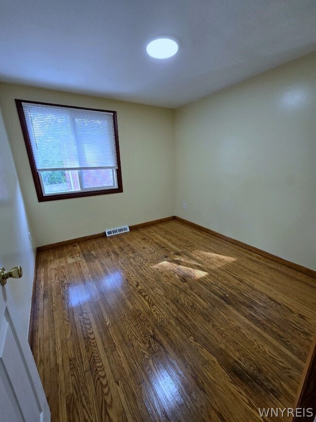 Building Photo - 9 Floreis Ct