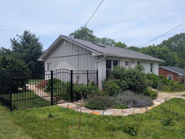Building Photo - 18 Fieldcrest Rd