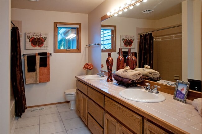 Building Photo - Elegant Forest Ridge Home in Bellevue