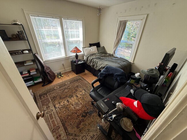 Building Photo - 7 bedroom 3.5 bath Game Room