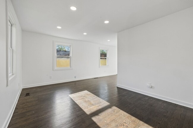 Building Photo - 902 Broadmoor Dr