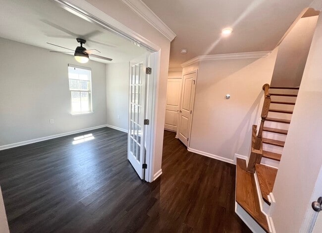 Building Photo - Beautiful End-Unit Townhome