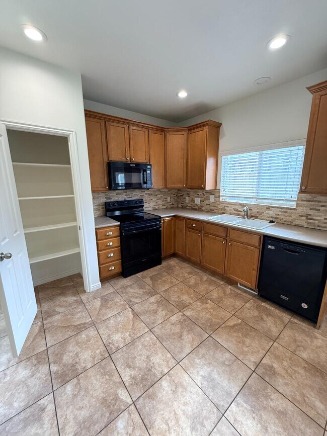 Building Photo - 8825 Jefferson Dr