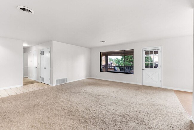 Building Photo - 6550 Delmonico Dr