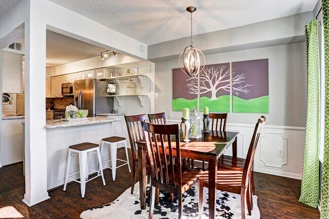 Building Photo - 351 N Post Oak Ln