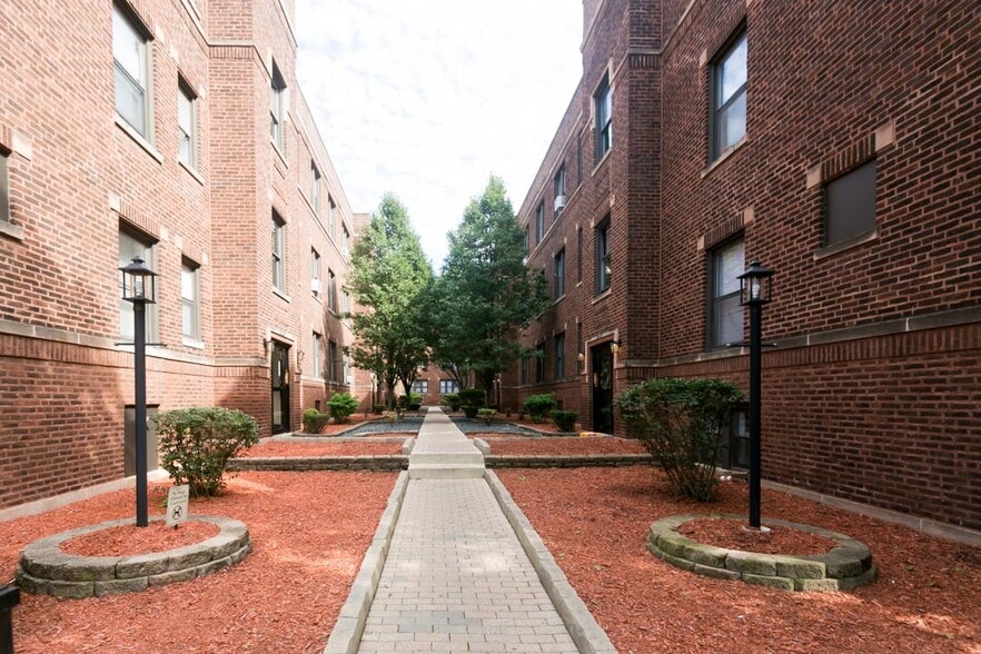 Primary Photo - 3830 N Fremont