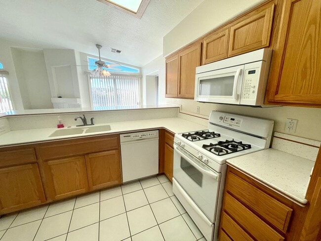 Building Photo - Great 3 Bedroom, 2 Bathroom Home in El Camino Village on the Parkway!