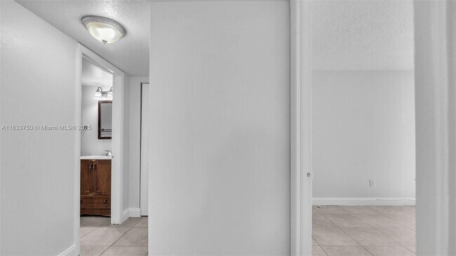 Building Photo - 1825 W 56th St