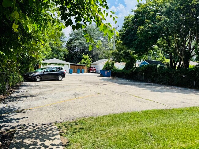 Building Photo - 926 Dunlop Ave