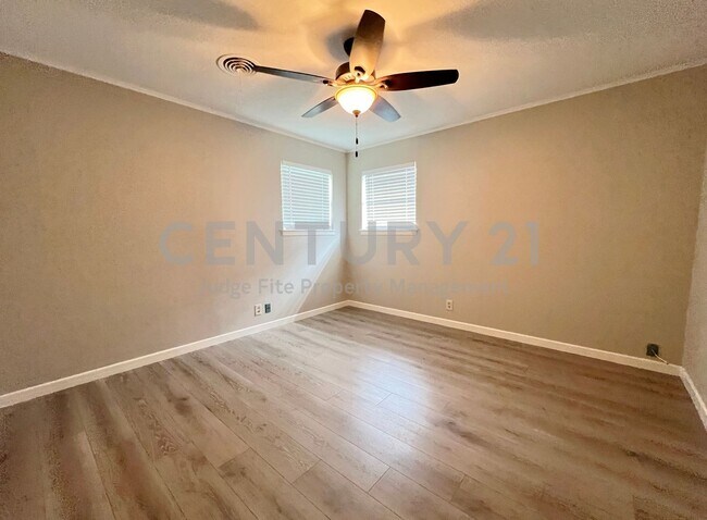 Building Photo - Beautifully Refreshed 3/2/2 in Fort Worth Ready for Immediate Occupancy!