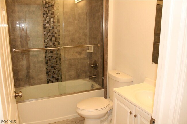 Building Photo - 912 SW 39th Terrace