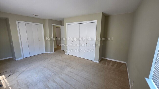 Building Photo - 5 Oak Forest Rd