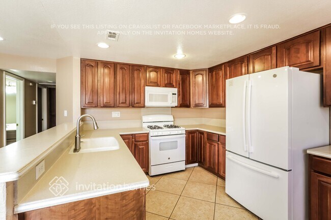 Building Photo - 5729 N Walkingstick Ln