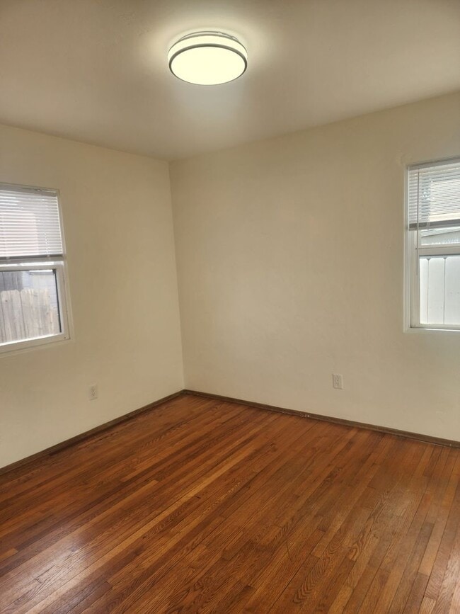 Building Photo - Private 2 bedroom 1 bath home