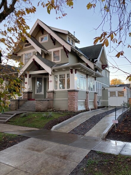 Building Photo - 5733 NE Rodney Ave
