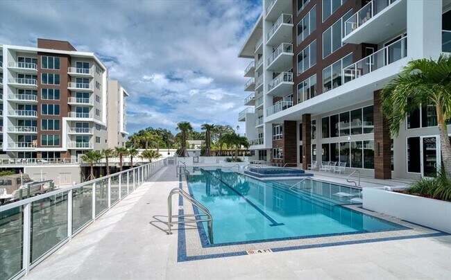 Building Photo - 920 N Osceola Ave