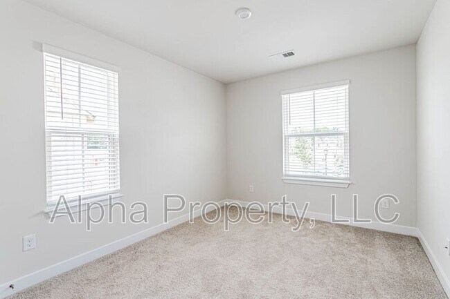 Building Photo - 127 Roseridge Dr