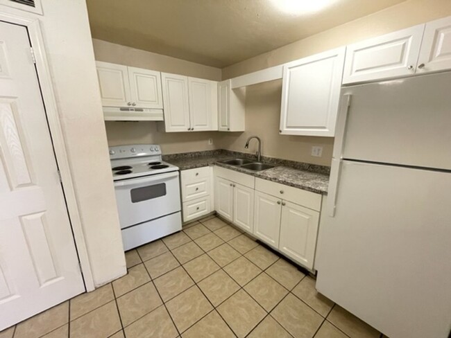 Building Photo - Pineridge - Beautiful 2 Bedroom, 1 Bathroo...