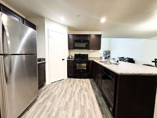 Building Photo - "Spacious 4-Bed, 3-Bath Condo in Desert Sky!"