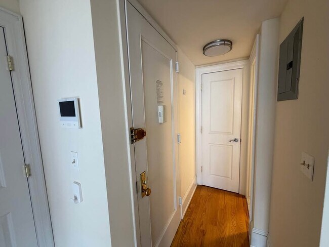 Building Photo - 39 W 68th St