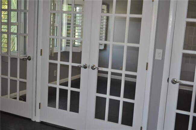 Building Photo - 615 NE 12th Ave