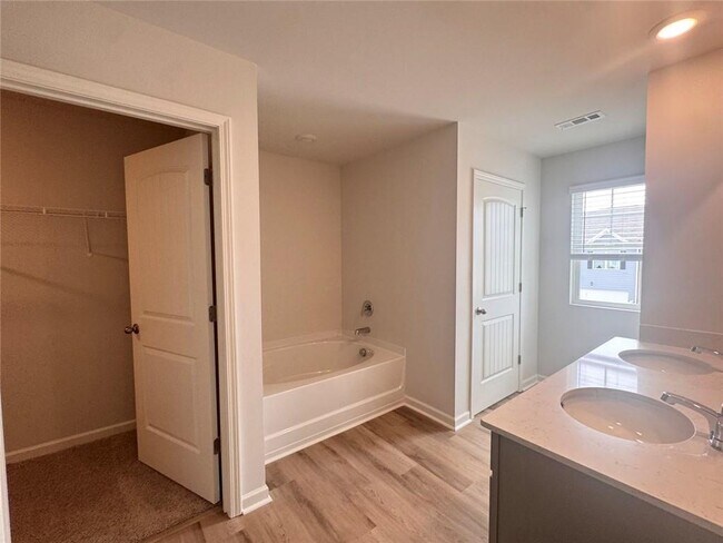 Building Photo - 22 Berryville Dr