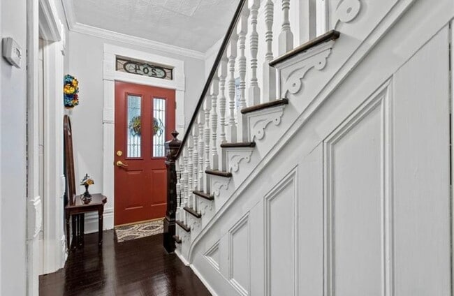 Building Photo - Stylish Victorian Home!