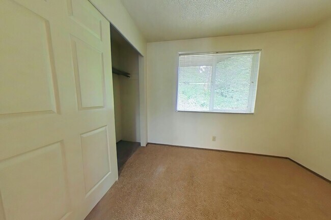 Building Photo - 3 Bedroom Duplex ~ Close to Timberhill ~ P...