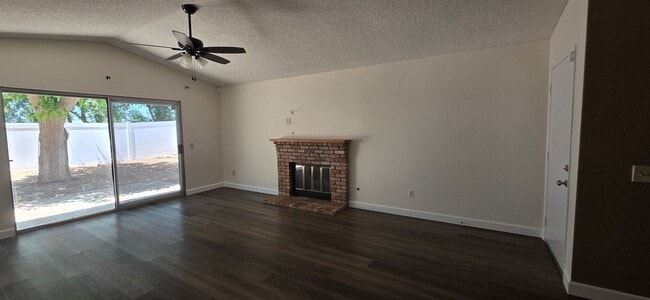 Building Photo - Two Bedroom, Two Bathroom Home in Beaumont!