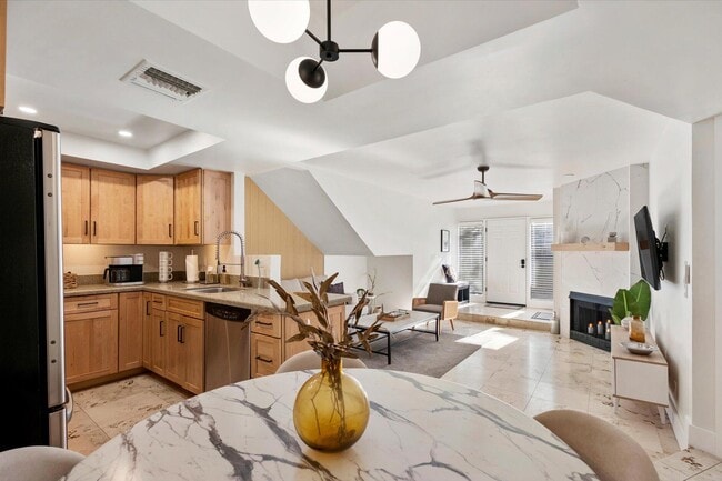 Building Photo - 1820 E Morten Ave