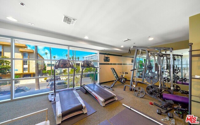 Building Photo - 520 S Kingsley Dr