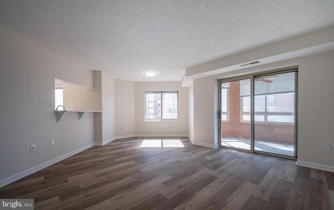 Building Photo - 2151 Jamieson Ave