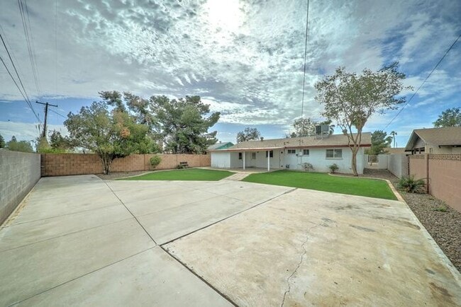 Building Photo - READY TO VIEW NOW! Charming 3-Bedroom Home Near ASU – Prime Location!