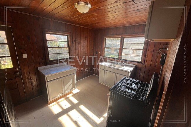 Building Photo - Cozy 2-Bedroom Duplex with Vintage Charm &...