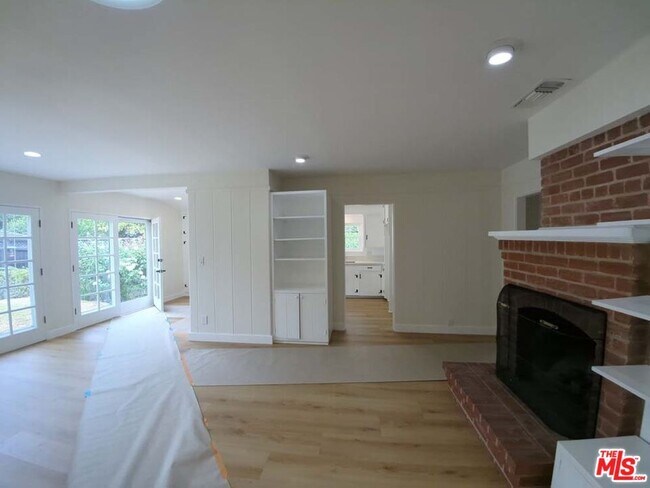 Building Photo - 4457 Simpson Ave