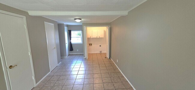 Building Photo - Remodeled 2 Bedroom, 2 Living Areas!  $925
