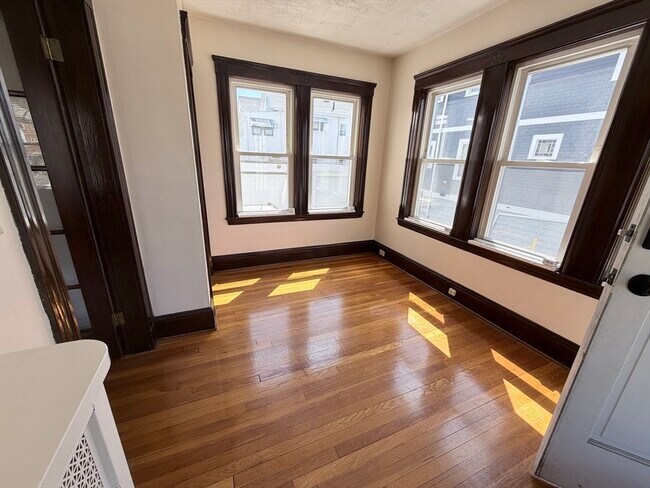 Building Photo - 861 Fellsway