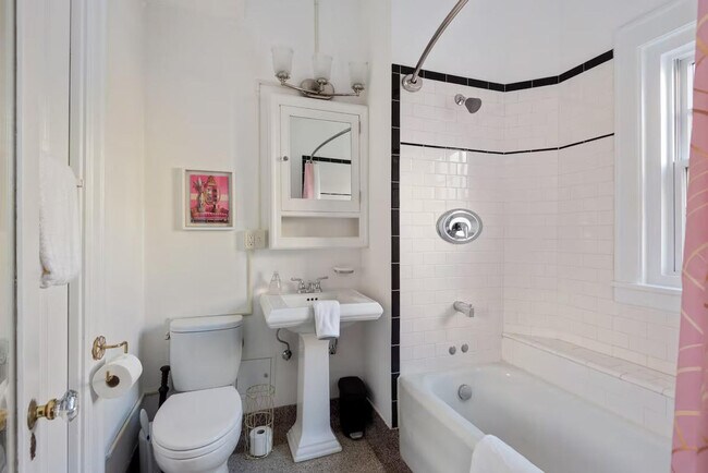 Building Photo - 2015 NW Flanders St