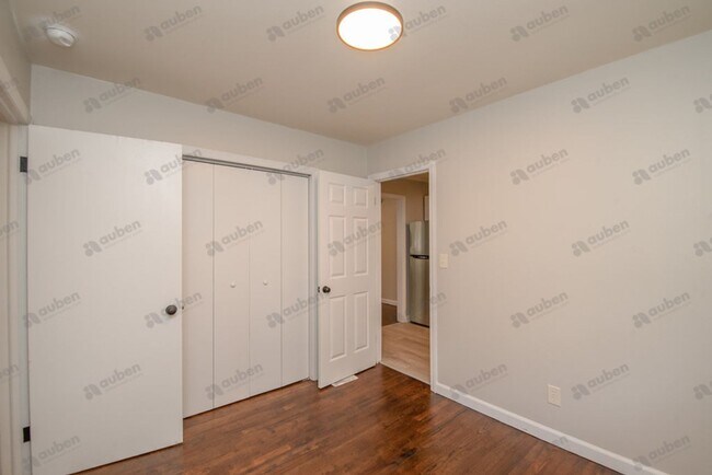 Building Photo - Newly Renovated & Spacious Home w/ Bonus Room