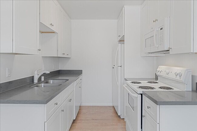 Building Photo - 5709 Hazeltine Ave
