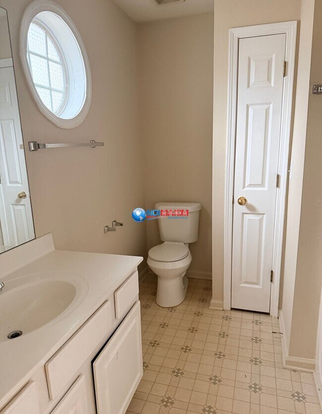 Building Photo - Spacious 3-bedroom townhouse in Riverdale