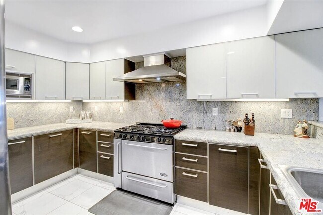 Building Photo - 1319 N Detroit St