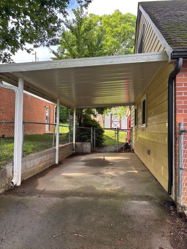 Building Photo - Charming single family home on a cul-de-sac that accepts vouchers