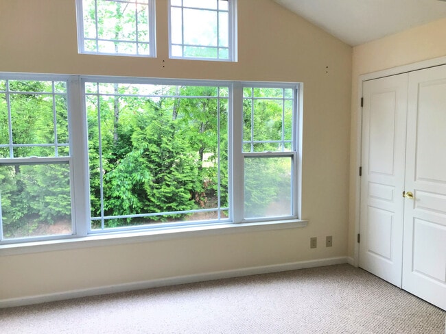 Building Photo - Hendersonville Condo - Top Floor - Wonderful Office Space!