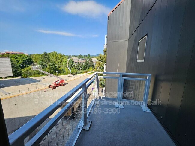 Building Photo - 12600 SW Crescent St