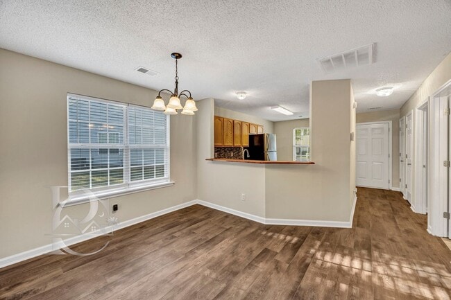 Building Photo - ONE STORY LIVING - MINUTES FROM EVERYTHING