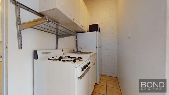 Building Photo - 219 E 76th St