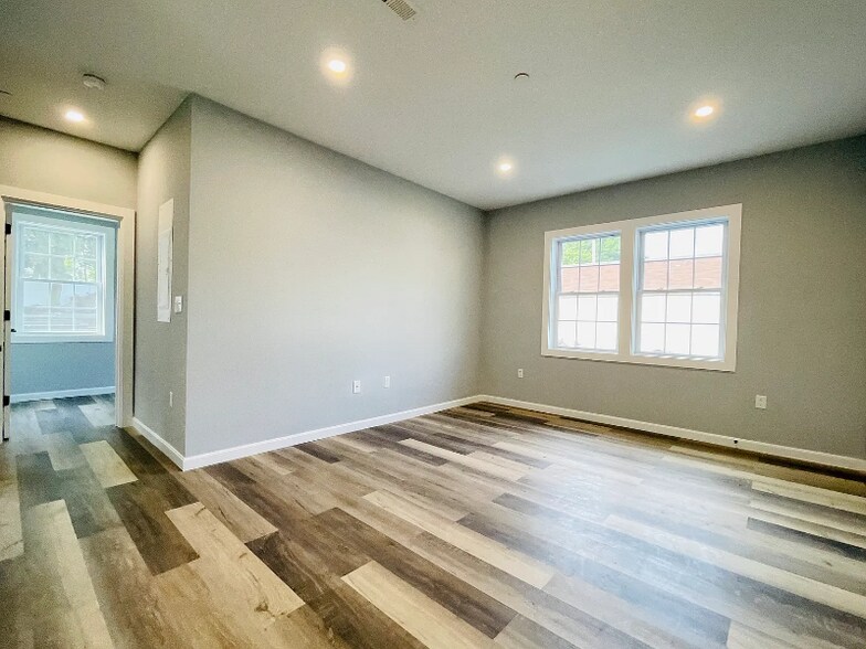 Building Photo - 487 Lincoln St